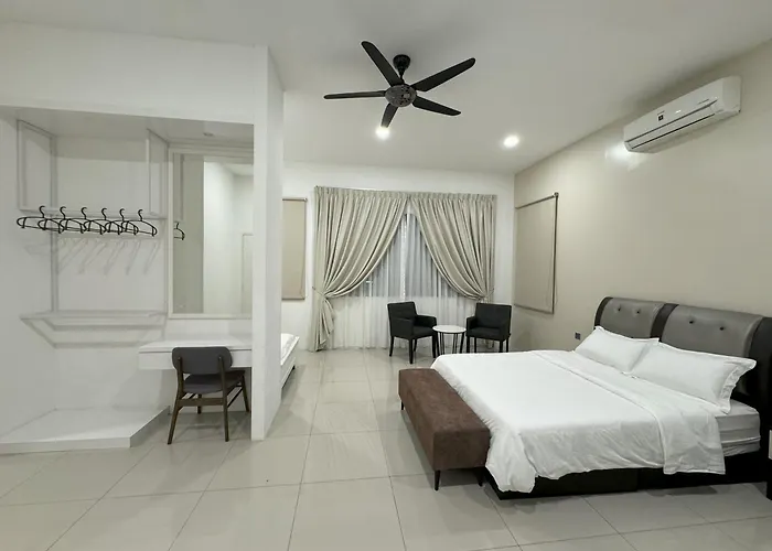 Hillside House, Max 9Pax, Spacious 2,700 Sq Ft Semi-D House, 4 Bedrooms, 5 Bathrooms, 2 Parkings, Hillview, Easy Check-In & Out, 10 Mins To Los World Tambun, 15 Mins To Town
