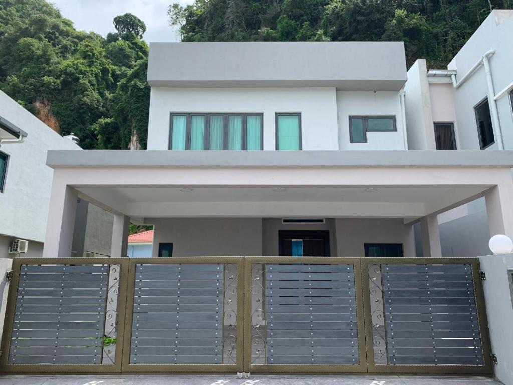Hillside House, Max 9pax, Spacious 2,700 Sq Ft Semi-d House, 4 Bedrooms, 5 Bathrooms, 2 Parkings, Hillview, Easy Check-in & Out, 10 Mins To World Tambun, 15 Mins To Town Ipoh