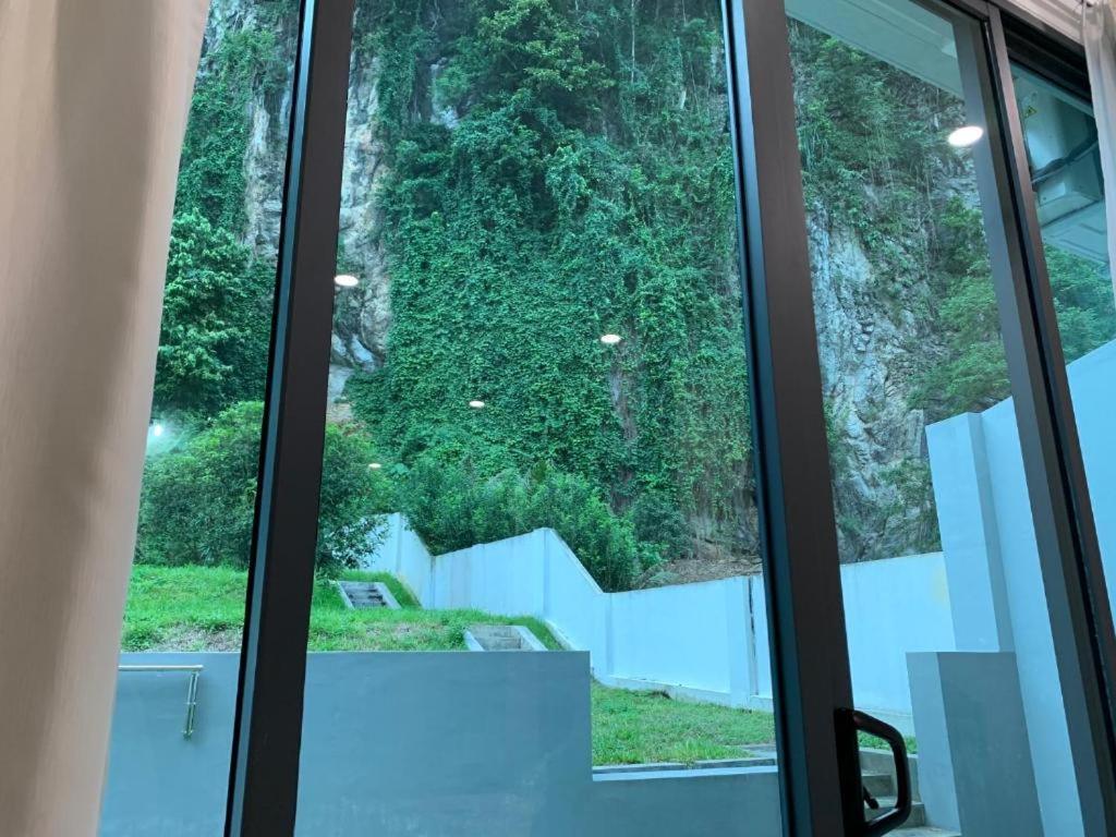 Rumah percutian Hillside House, Max 9pax, Spacious 2,700 Sq Ft Semi-d House, 4 Bedrooms, 5 Bathrooms, 2 Parkings, Hillview, Easy Check-in & Out, 10 Mins To World Tambun, 15 Mins To Town *
