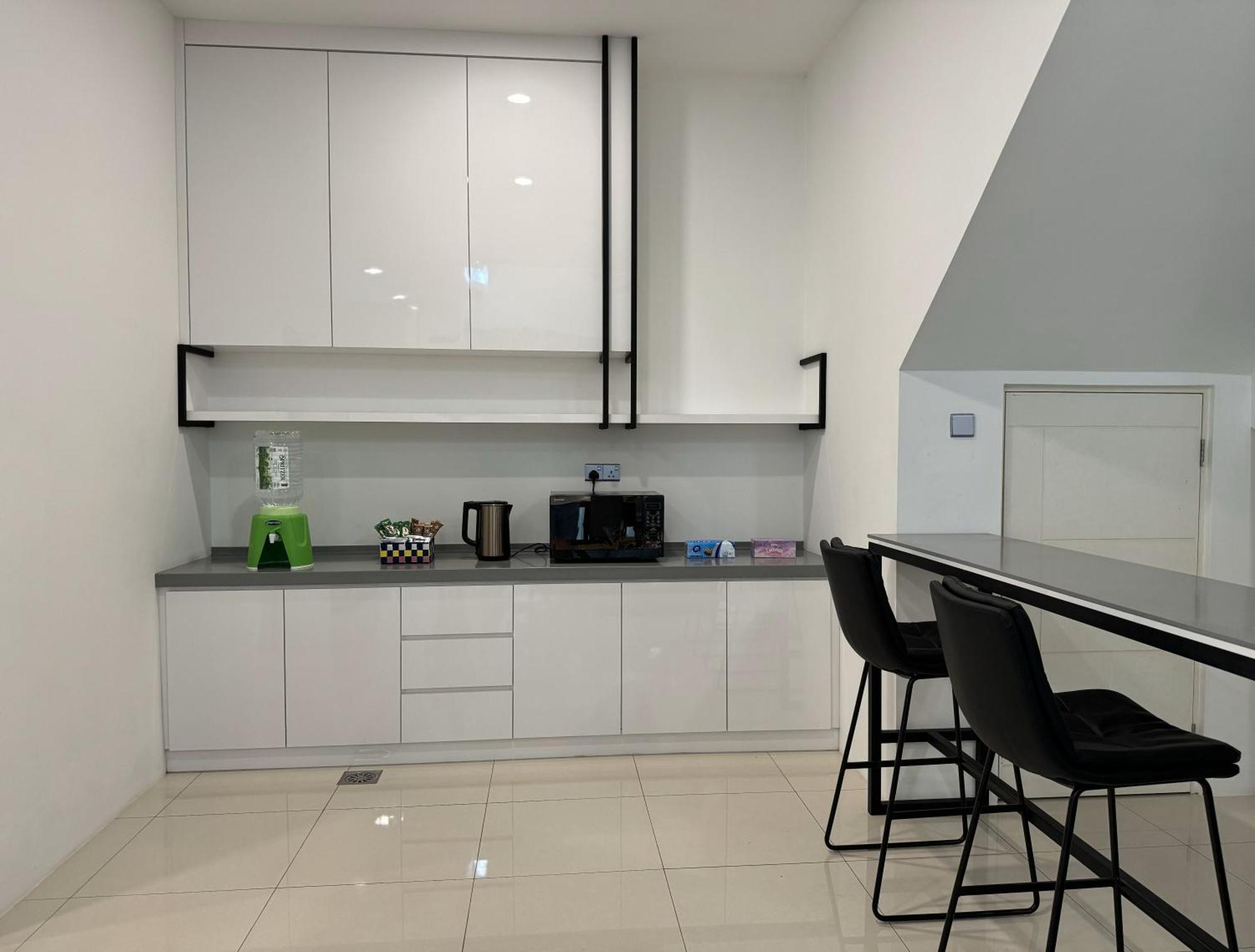 Hillside House, Max 9pax, Spacious 2,700 Sq Ft Semi-d House, 4 Bedrooms, 5 Bathrooms, 2 Parkings, Hillview, Easy Check-in & Out, 10 Mins To World Tambun, 15 Mins To Town * Ipoh