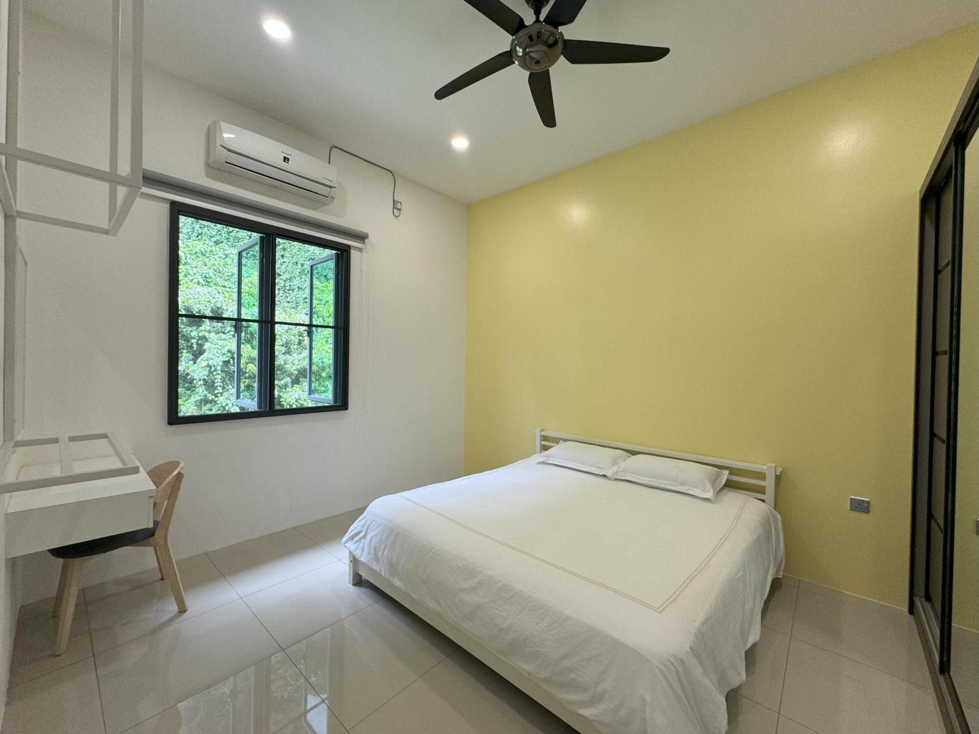 Rumah percutian Hillside House, Max 9pax, Spacious 2,700 Sq Ft Semi-d House, 4 Bedrooms, 5 Bathrooms, 2 Parkings, Hillview, Easy Check-in & Out, 10 Mins To World Tambun, 15 Mins To Town Ipoh