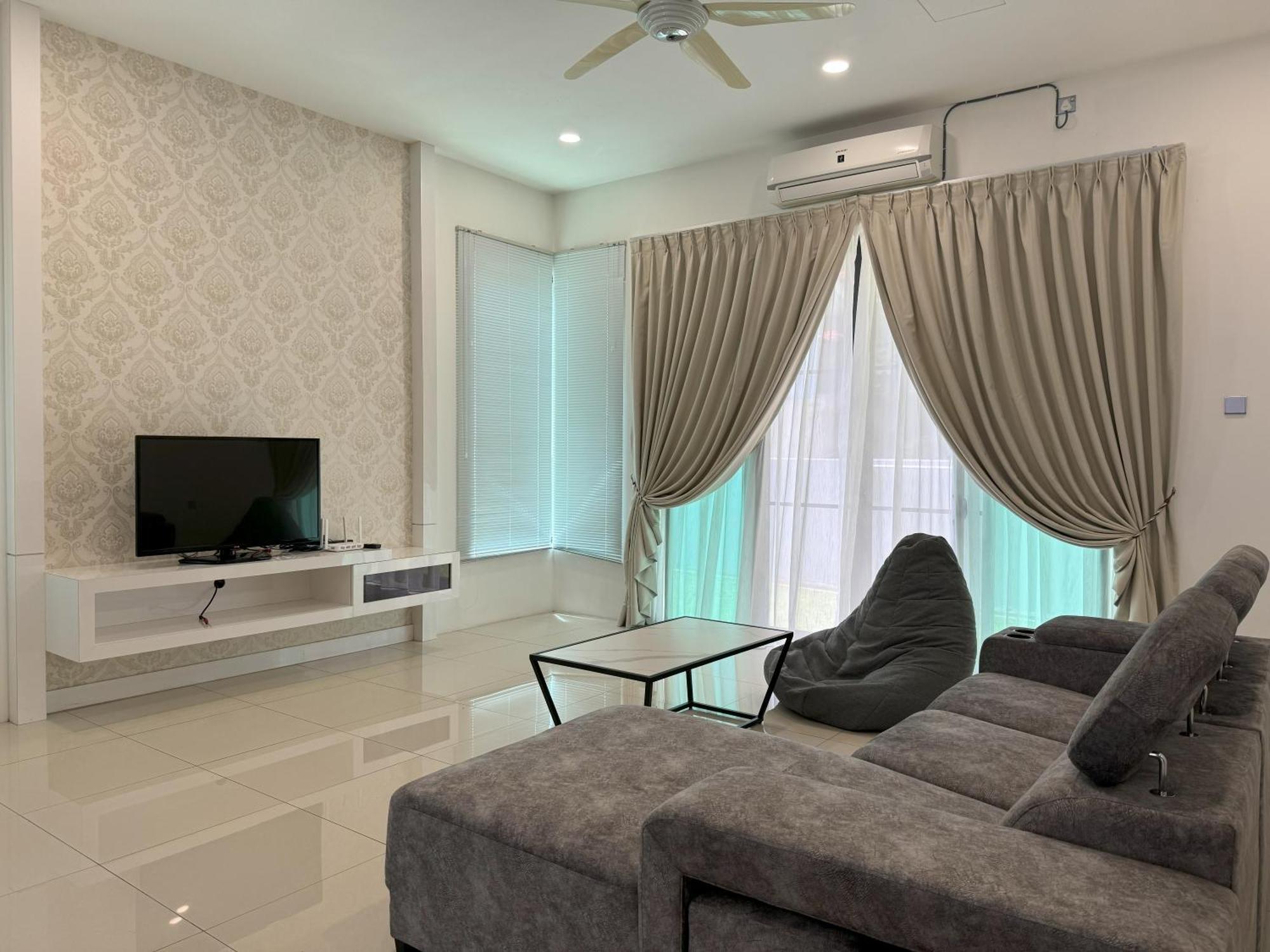 Rumah percutian Hillside House, Max 9pax, Spacious 2,700 Sq Ft Semi-d House, 4 Bedrooms, 5 Bathrooms, 2 Parkings, Hillview, Easy Check-in & Out, 10 Mins To World Tambun, 15 Mins To Town