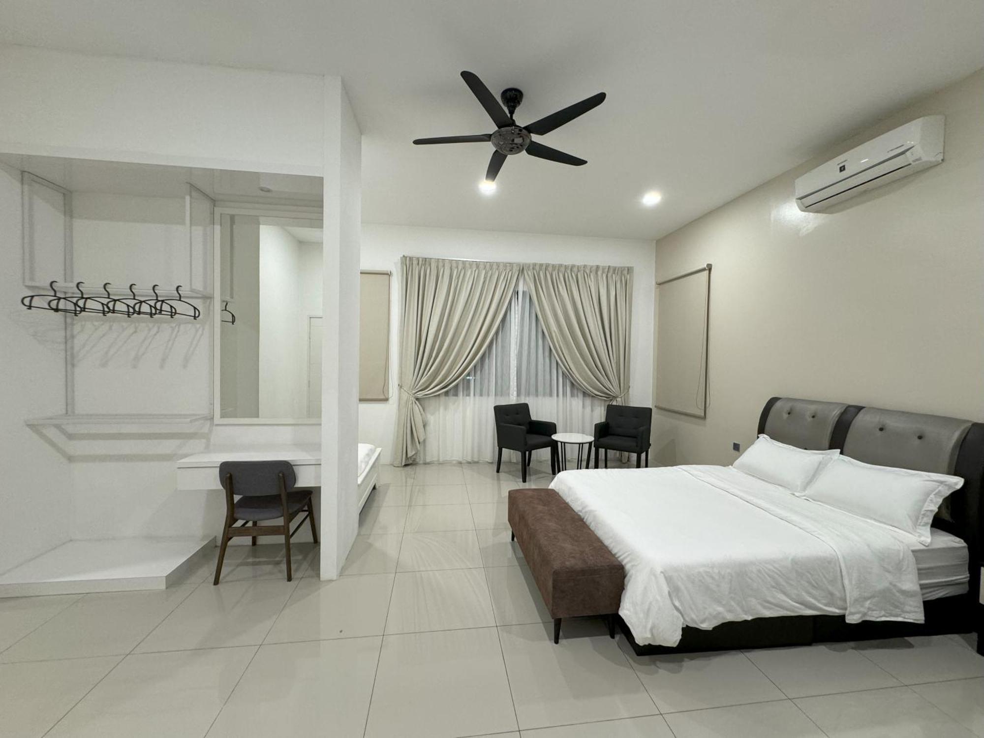 Hillside House, Max 9pax, Spacious 2,700 Sq Ft Semi-d House, 4 Bedrooms, 5 Bathrooms, 2 Parkings, Hillview, Easy Check-in & Out, 10 Mins To World Tambun, 15 Mins To Town Rumah percutian *